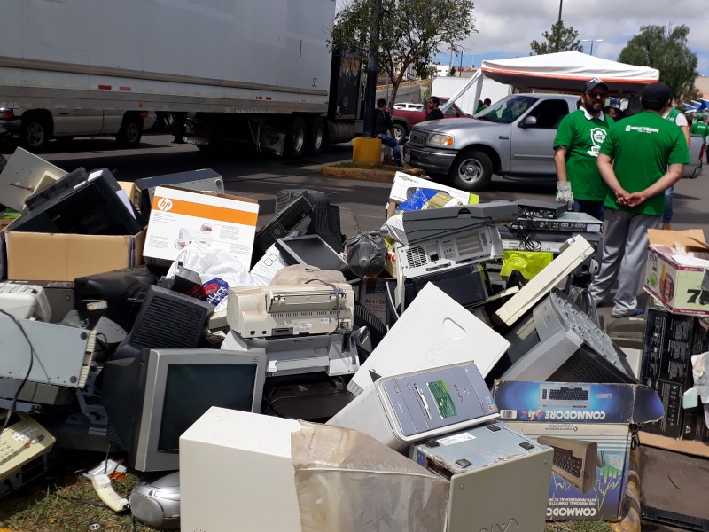 Acuden zacatecanos a reciclar sus electrónicos inservibles