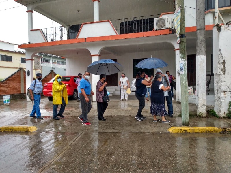 Acudieron a vacunación pese a la lluvia