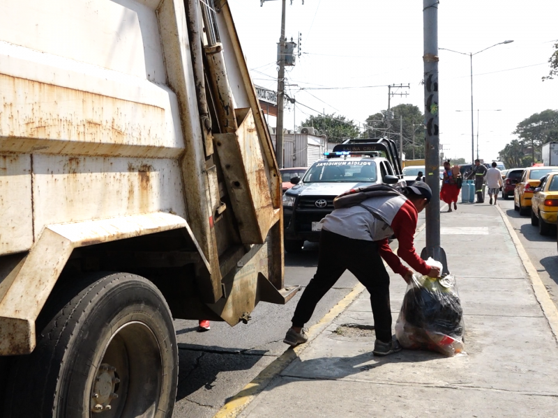 Acuerdan comerciantes recolección de basura, camiones son custodiados