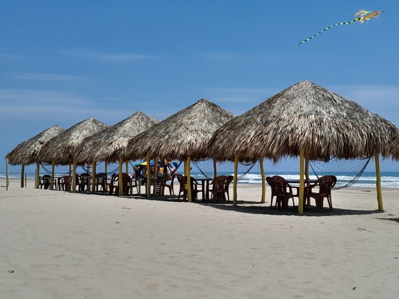 Acuerdan hasta 200 pesos por palapa en playa Barra Norte