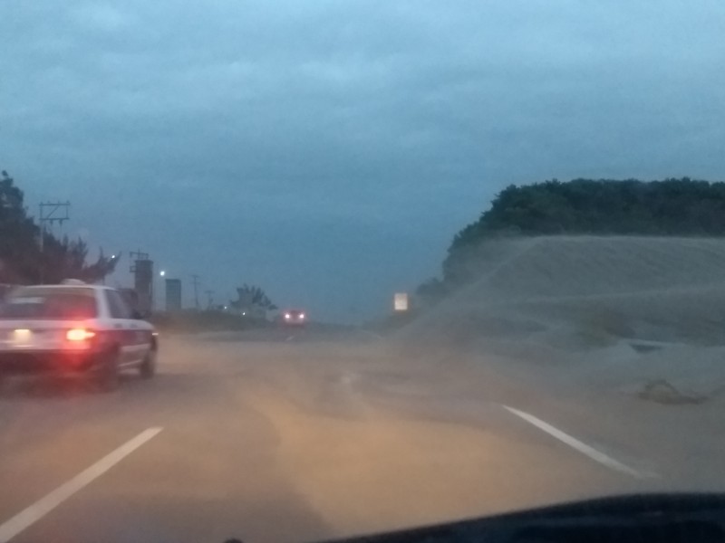 Acumulación de arena en carretera de Riviera Veracruzana