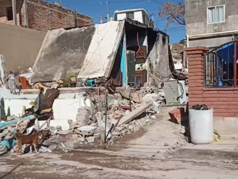 Acumulación de gas genera explosión en vivienda