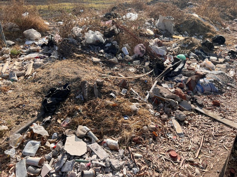 Acumulación excesiva de basura en la calle Padre