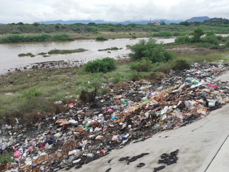 Acúmulo de basura factor de riesgo; río Tehuantepec