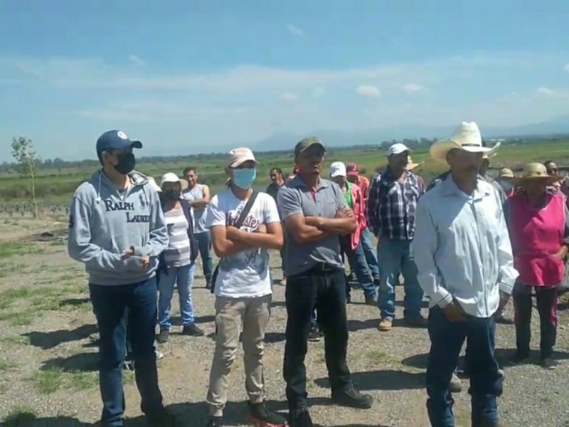 Acusan a Notario de intentar apoderarse de sus tierras.