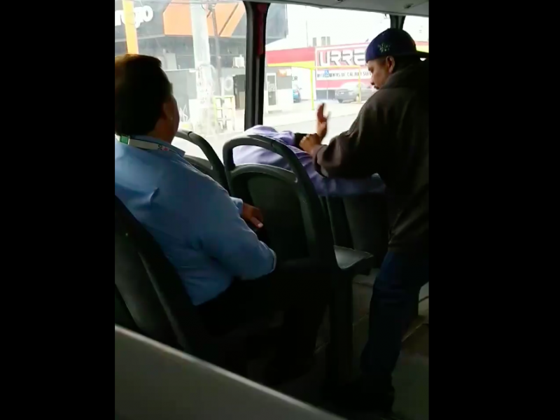 Acusan de acoso a pasajero en NL y lo golpean