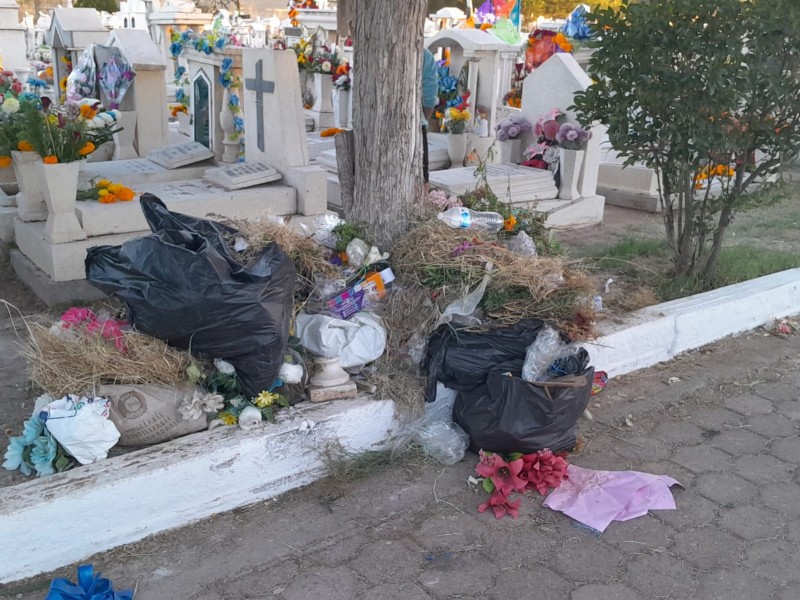 Acusan falta de limpieza en el Panteón Valle de los Sabinos