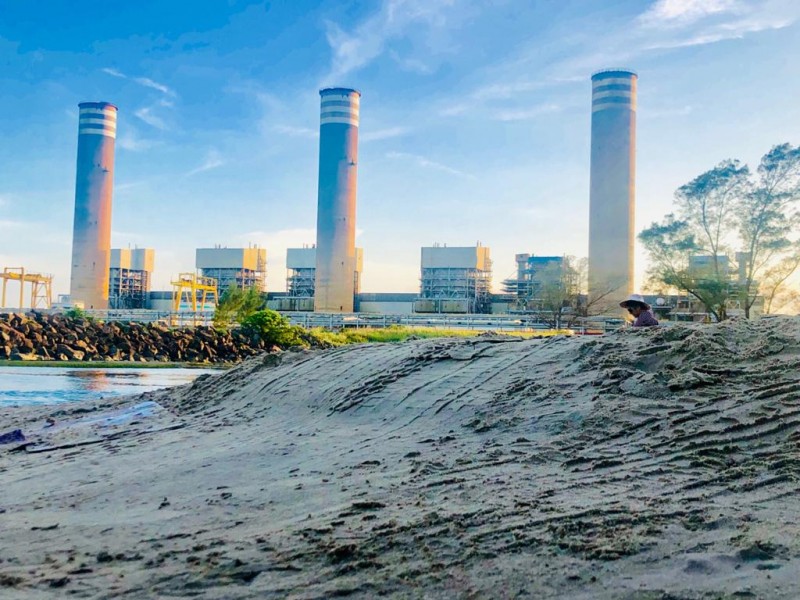 Acusan saqueo de arena en zona de playa