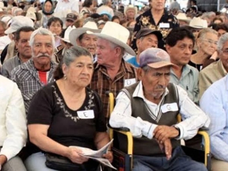 Adelanta gobierno federal 4 meses de pensión para adultos mayores