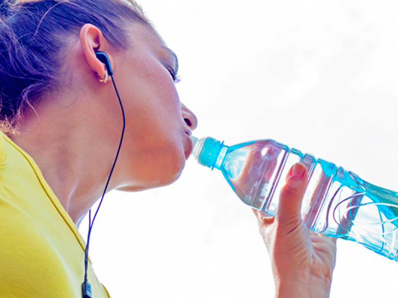 Además del agua, ¿qué beber para hidratarse?