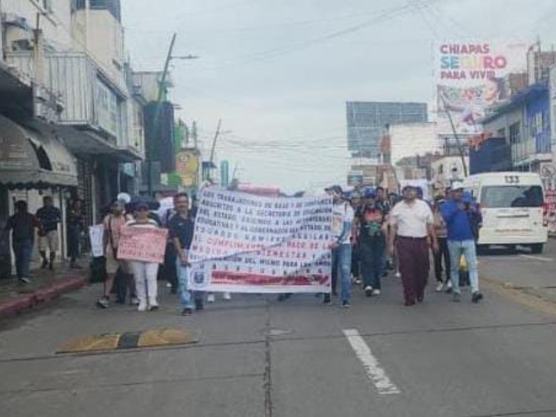 Administrativos de la Secretaría de Educación marchan en Tuxtla Gutiérrez