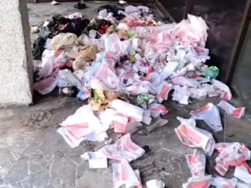 ADO deja su basura fuera de local centrico