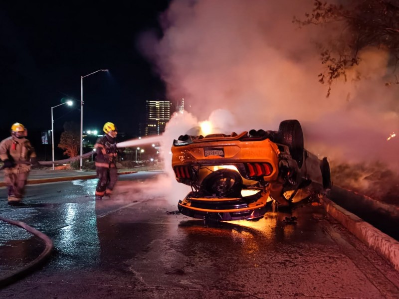 Adolescente deja en pérdida un Mustang tras volcadura e incendio