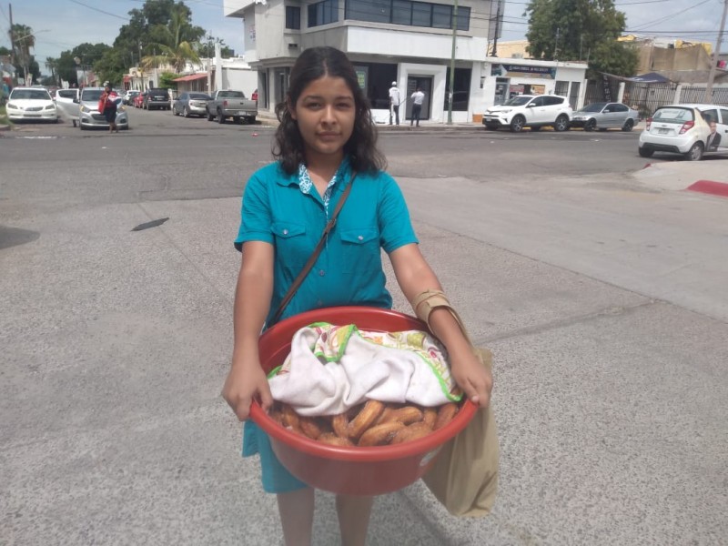 Adolescente vende donas para comprar útiles escolares