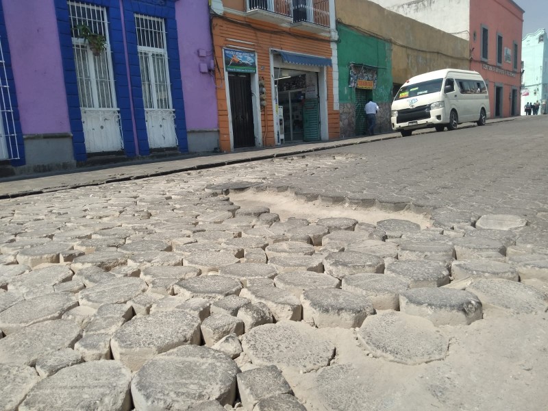 Adoquines sigue siendo problema en calle 10 oriente