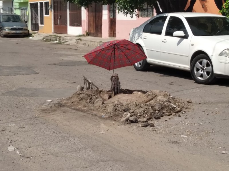 Adornan bache en calle Venustiano Carranza