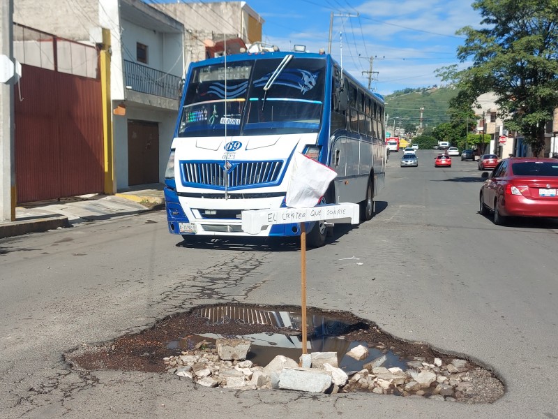 Adornan gran bache en calle Tenochtitlán para exigir su reparación