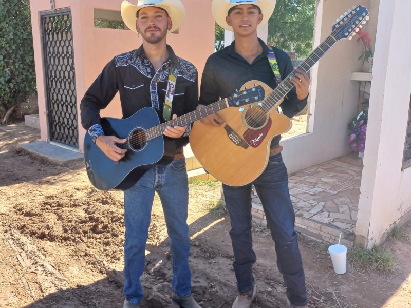 Adrián y Christian transmiten alegría con música a deudos