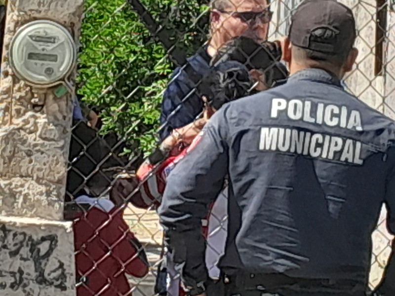 Adulta mayor rescata a 5 niños durante incendio de casa