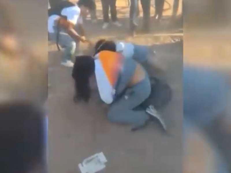 Adulto busca parar pelea de jóvenes y es agredido