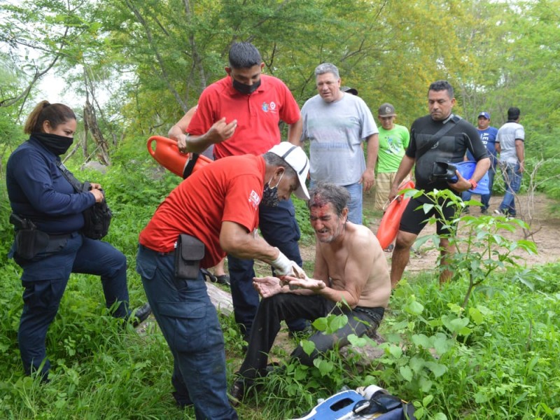 Adulto mayor cae a río presidio en Siqueros