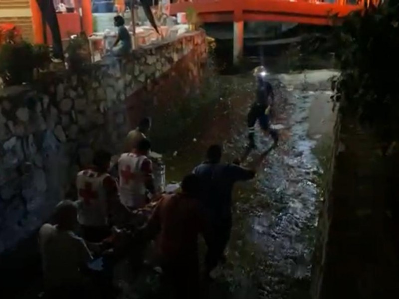 Adulto mayor cae de puente peatonal de Agua de Correa