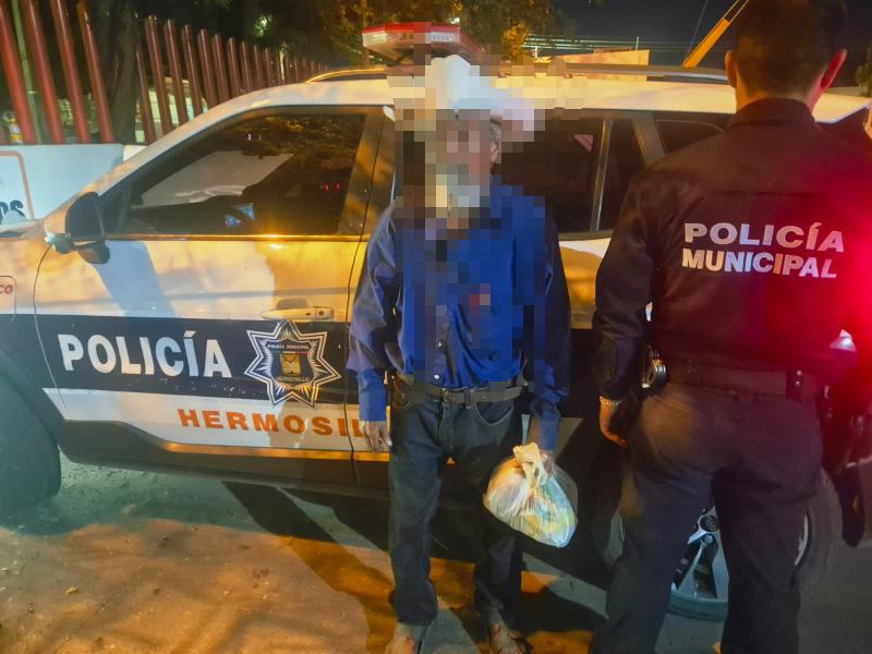 Adulto mayor desorientado es auxiliado por policías municipales