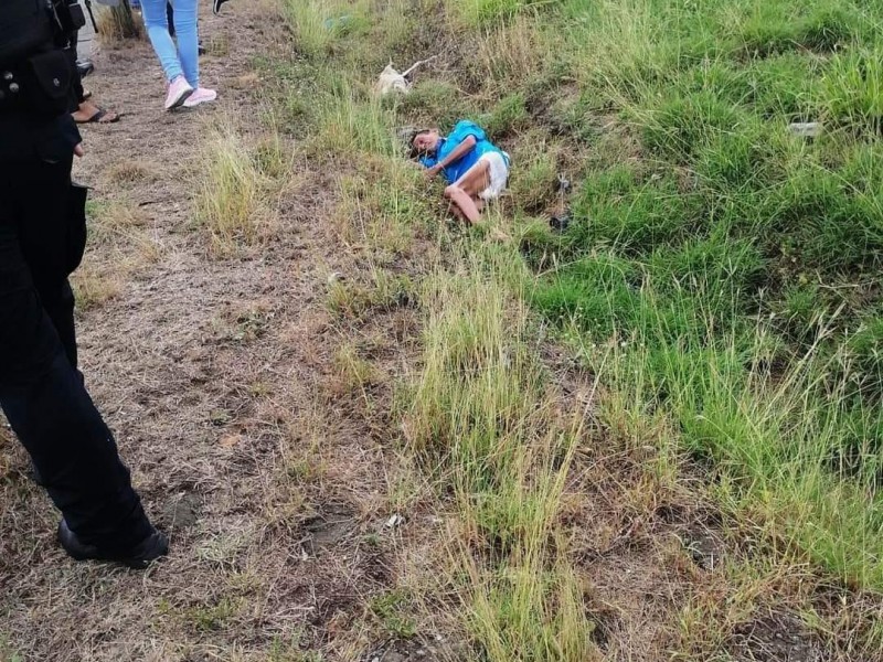 Adulto mayor es abandonado en carretera