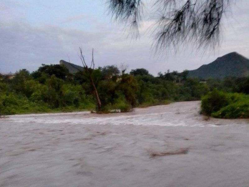 Adulto mayor es arrastrado por arroyo en San Bernardo Álamos