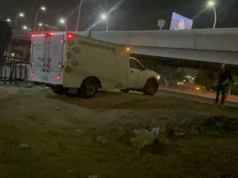 Adulto mayor muere por aparentes causas naturales en puente peatonal