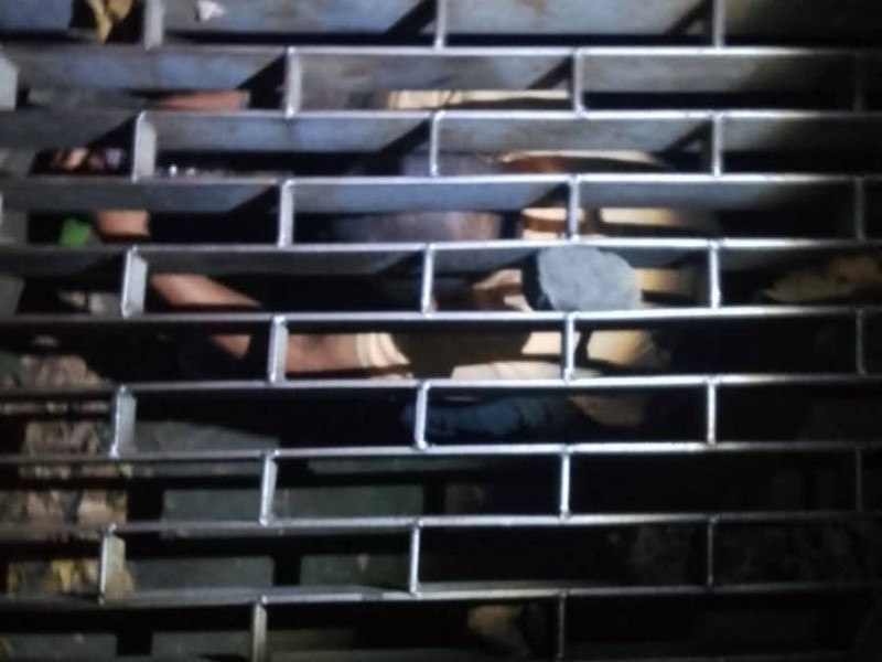 Adulto mayor queda atrapado en el drenaje en Colima