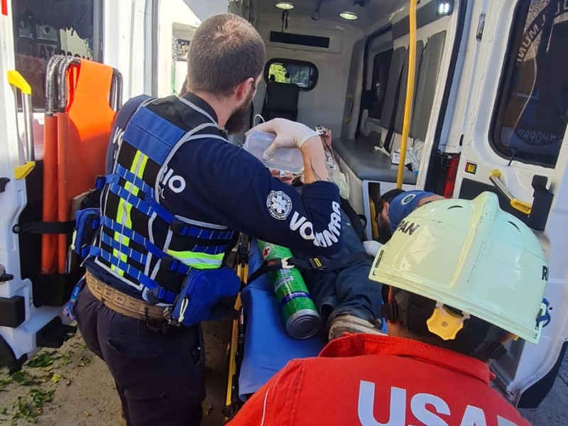 Adulto mayor quedó empalado al caer mientras podaba un árbol