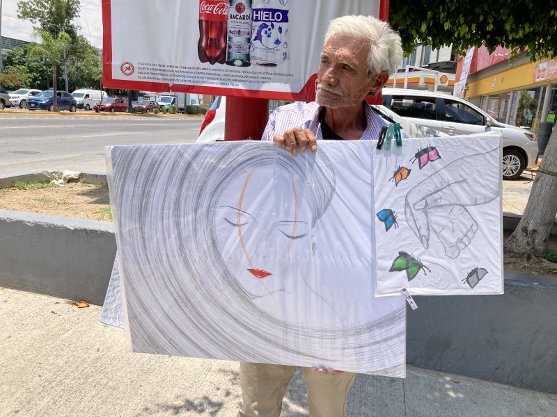 Adulto mayor vende dibujos para sacar adelante a sus nietas