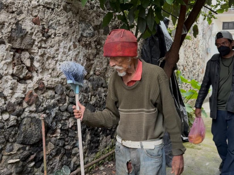 Adulto mayor vive en condiciones insalubres en el centro de Xalapa