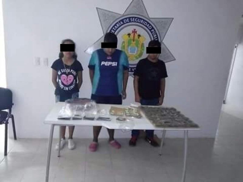Adulto y 2 menores detenidos con drogas