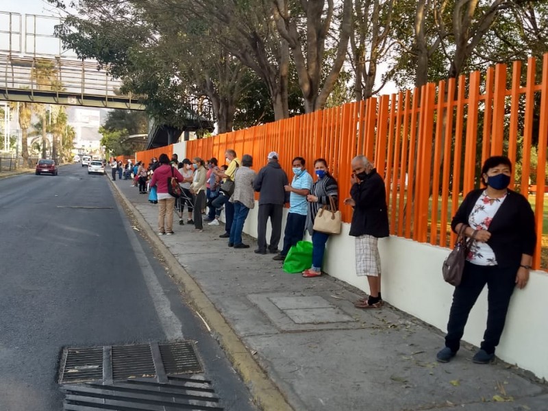 Adultos mayores acuden a supuestos puntos de vacunación en Tepic