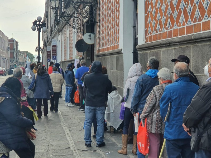 Adultos mayores acuden por apoyos de Bienestar en Telecomm