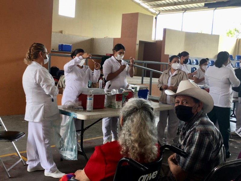 Adultos mayores de Choix reciben con entusiasmo vacuna contra Covid