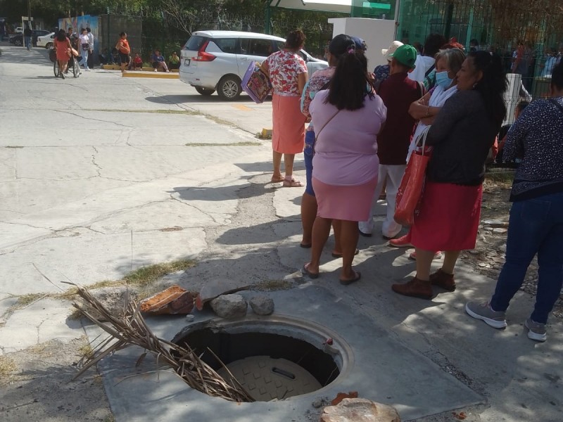 Adultos mayores, denuncian alcantarilla expuesta, afuera del Banco Bienestar