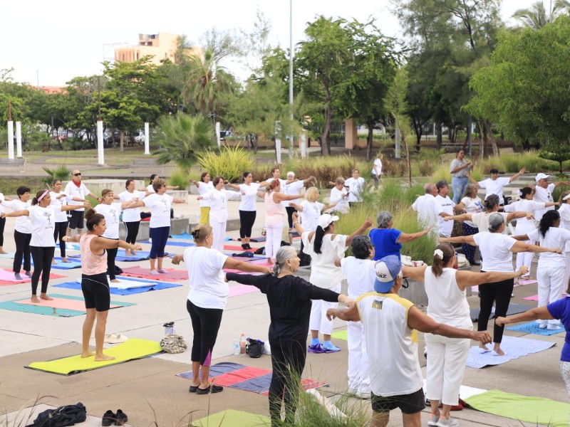Adultos Mayores Disfrutan de Clase de Yoga en Mazatlán