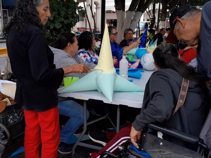 Adultos mayores elaboran piñatas en Sahuayo