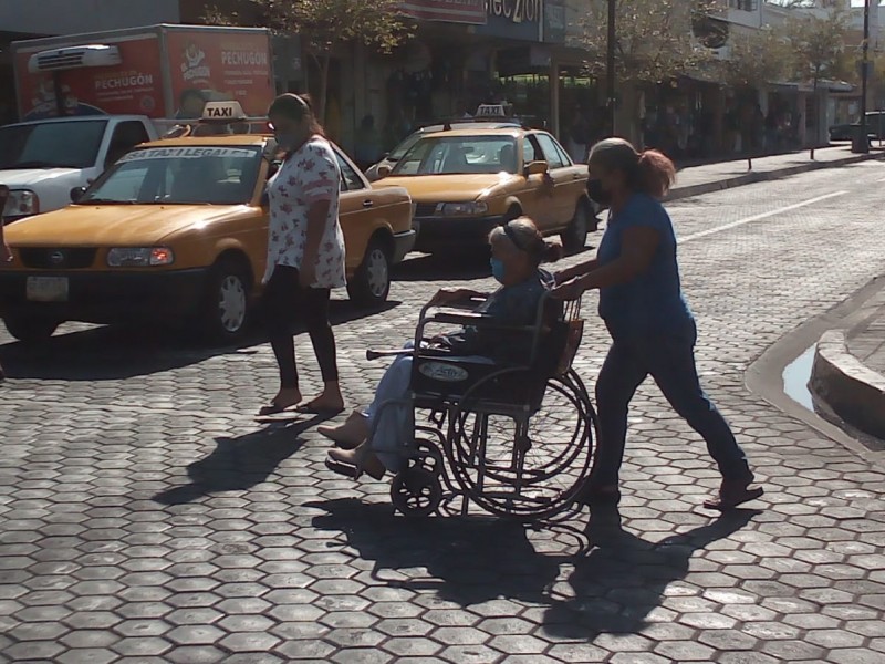 Adultos mayores esperan información para segunda dosis de vacuna anticovid