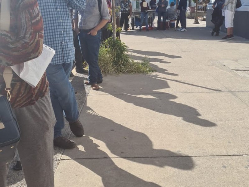 Adultos mayores hacen fila bajo el Sol afuera del Inapam