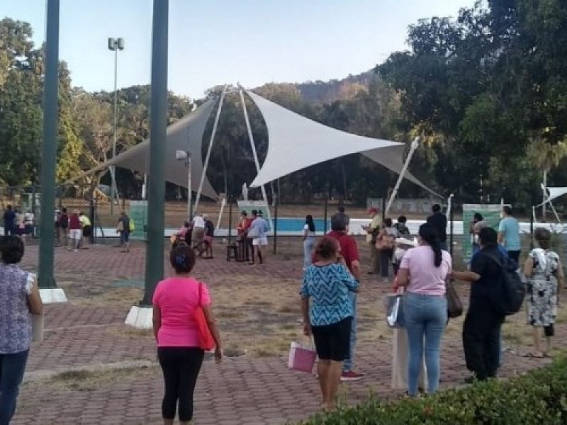 Adultos mayores madrugan para ser vacunados contra COVID19 en Acapulco