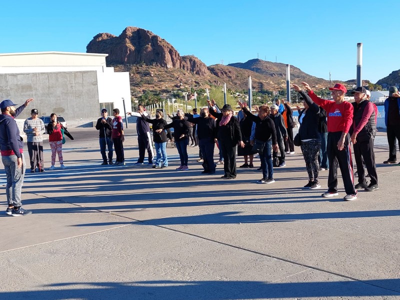 Adultos mayores participan en caminata