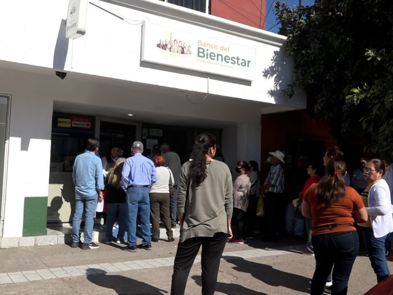 Adultos mayores piden apertura de más cajas en bancos Bienestar