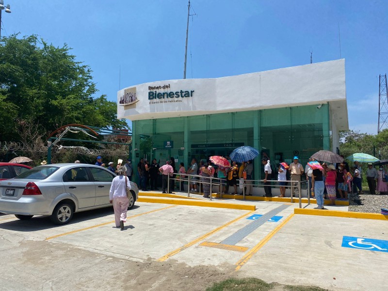 Adultos mayores presentan dificultades cobrando en cajeros externos a BancoBienestar