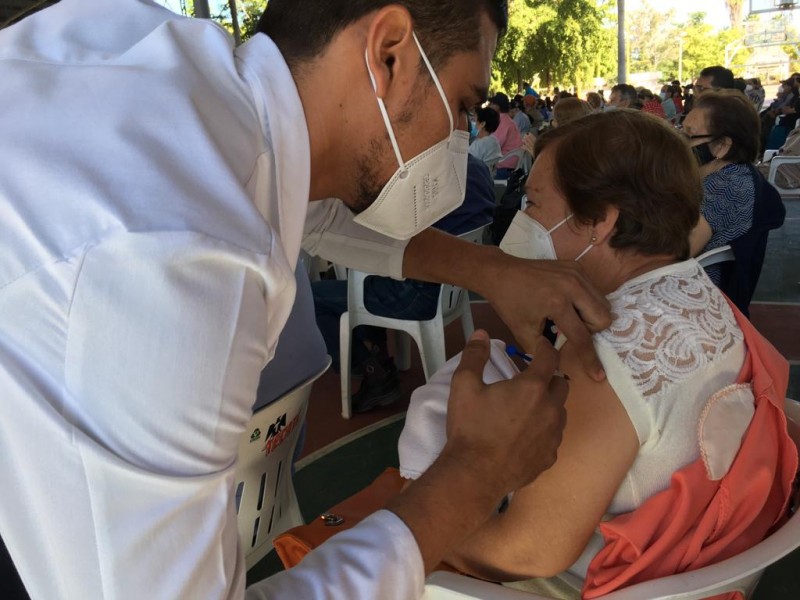 Adultos mayores reciben vacuna de refuerzo en Los Mochis