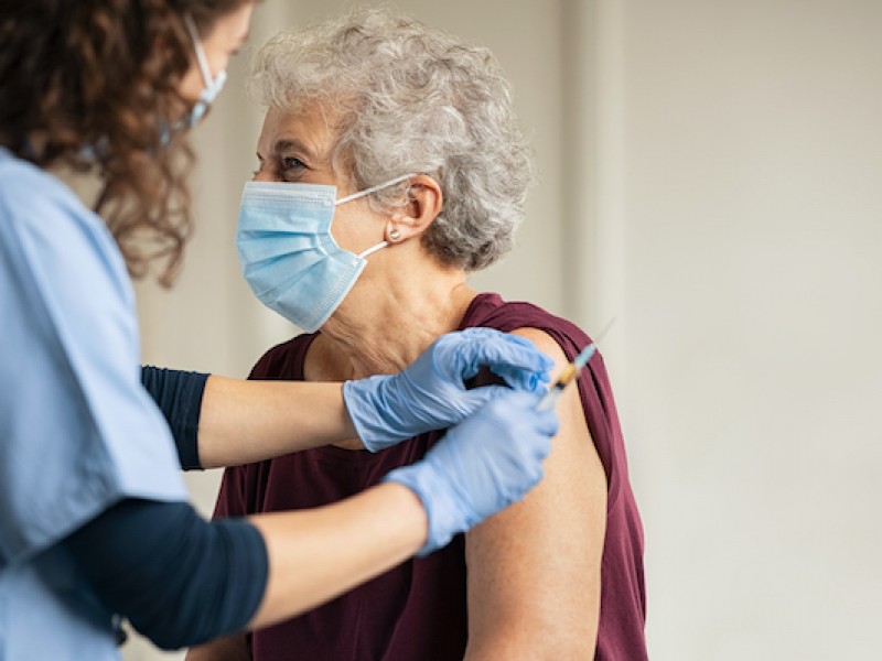 Adultos mayores recibirán tercera vacuna contra COVID-19