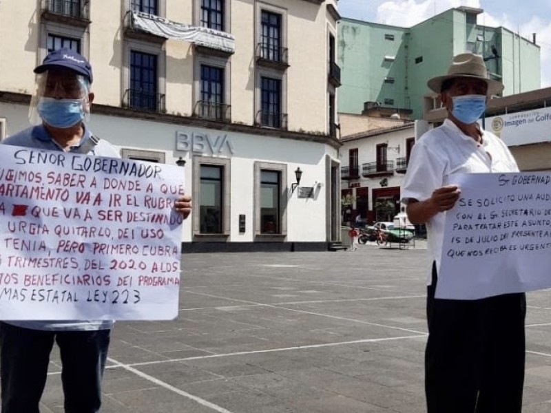 Adultos mayores reclaman pago de “70 y Más”, en Xalapa